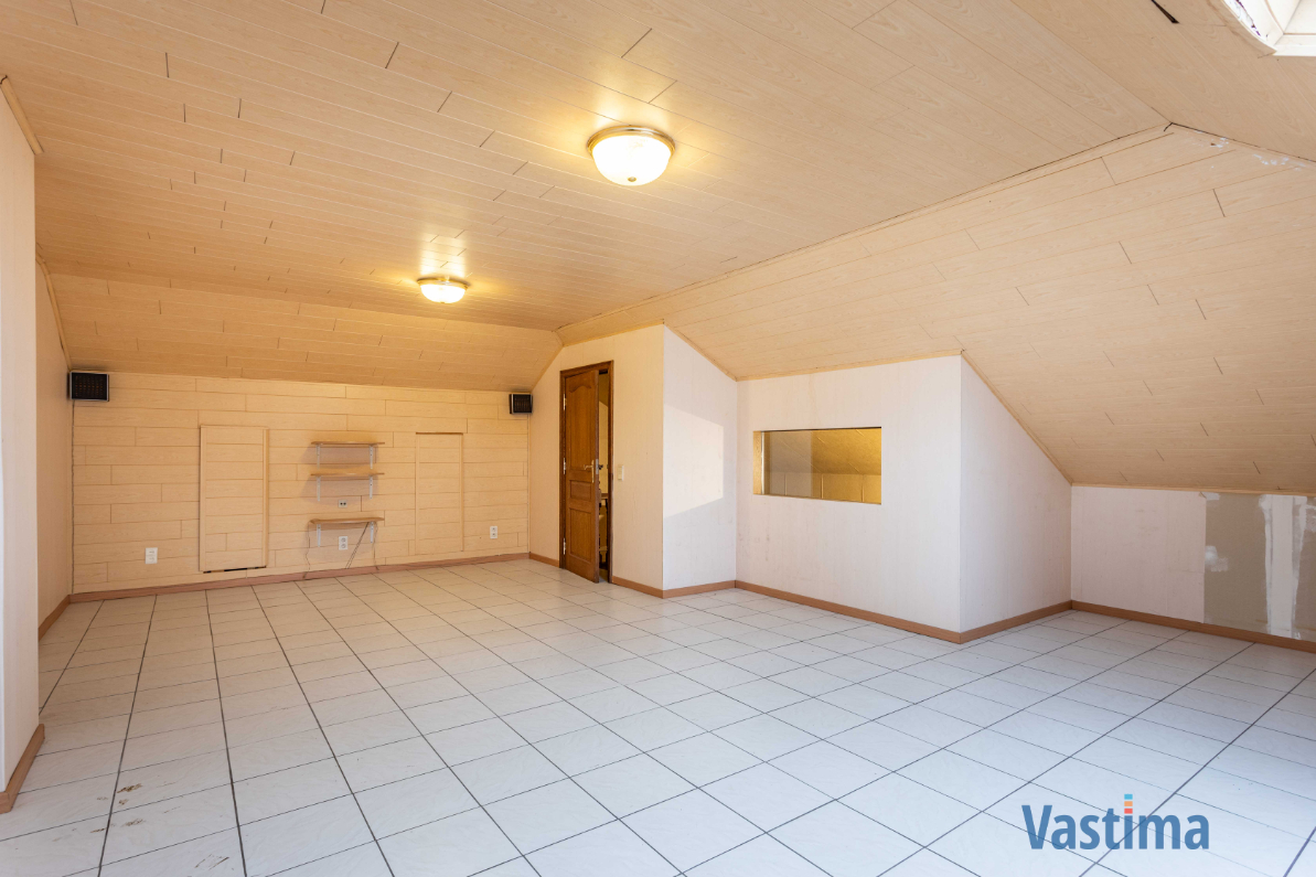 Immo Vastima - Huis Te koop Nieuwerkerken - Ruime halfopen bungalow met grote kelder, 3 slaapkamers en zonnige tuin